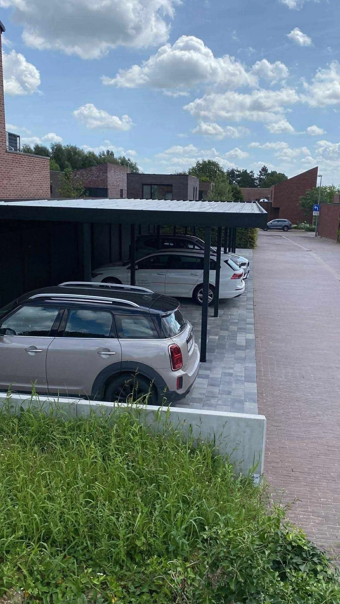 Carport métallique installé devant une maison moderne