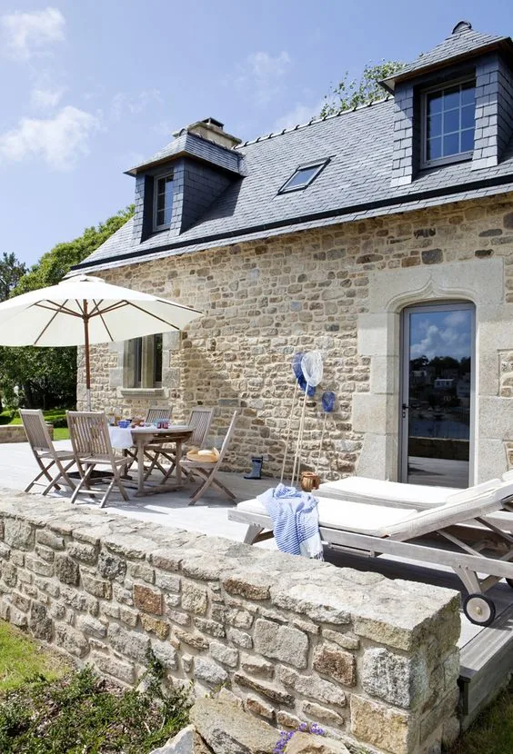 Terrasse avec murets en pierre