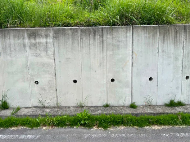Mur de soutènement en pierre naturelle avec drainage intégré