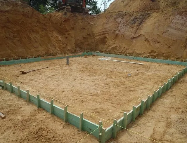 Excavateur jaune effectuant un terrassement sur un chantier